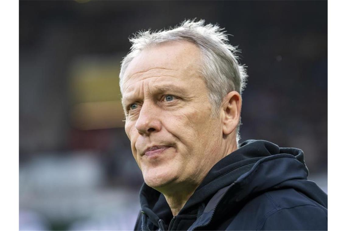 SC-Trainer Streich verzichtet auf Gehalt Freiburgs Trainer Christian Streich betritt das Stadion. Foto: David Inderlied/dpa/Archivbild