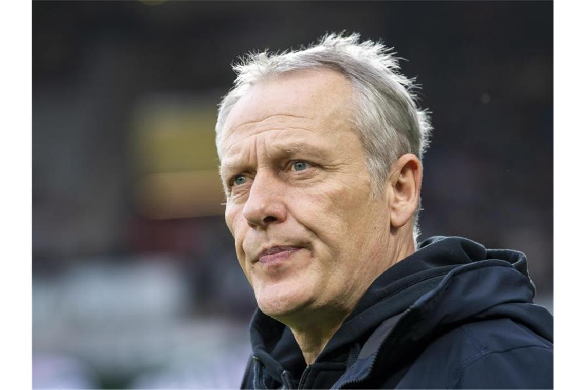SC Freiburg vereinbart Testspiel gegen den Karlsruher SC Freiburgs Trainer Christian Streich betritt das Stadion. Foto: David Inderlied/dpa/Archiv