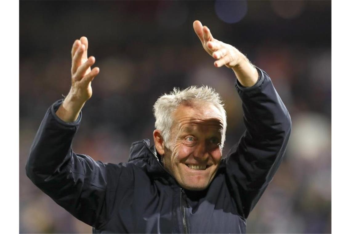 Freiburgs Trainer Christian Streich feiert den Sieg bei Spielende. Foto: Friso Gentsch/dpa/Archivbild