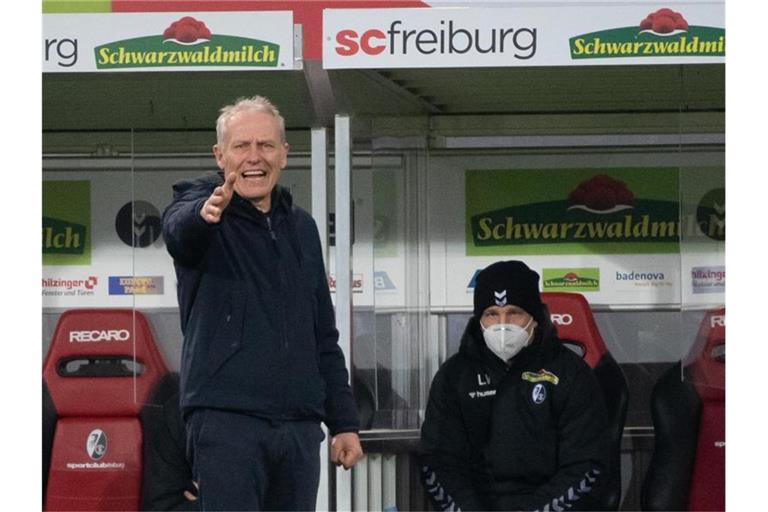 Freiburgs Trainer Christian Streich gestikuliert am Spielfeldrand. Foto: Sebastian Gollnow/dpa/Archivbild