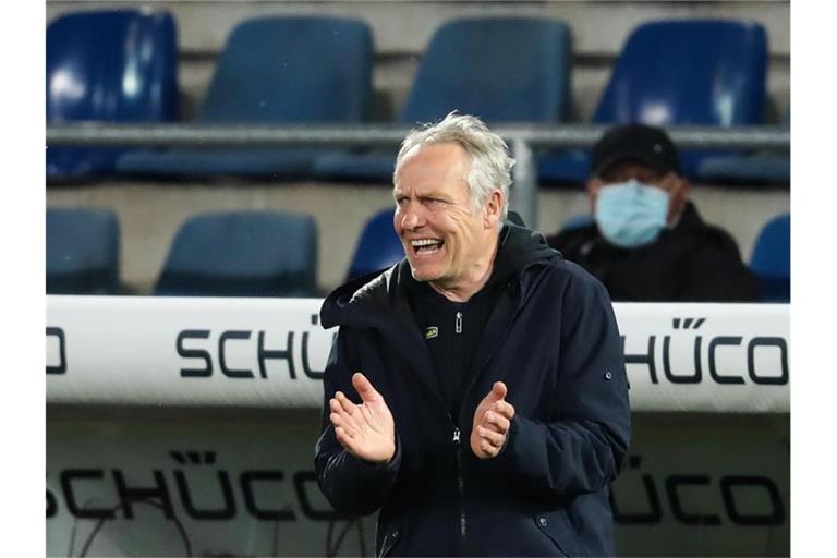 Freiburgs Trainer Christian Streich gestikuliert an der Seitenlinie. Foto: Friso Gentsch/dpa/Archivbild