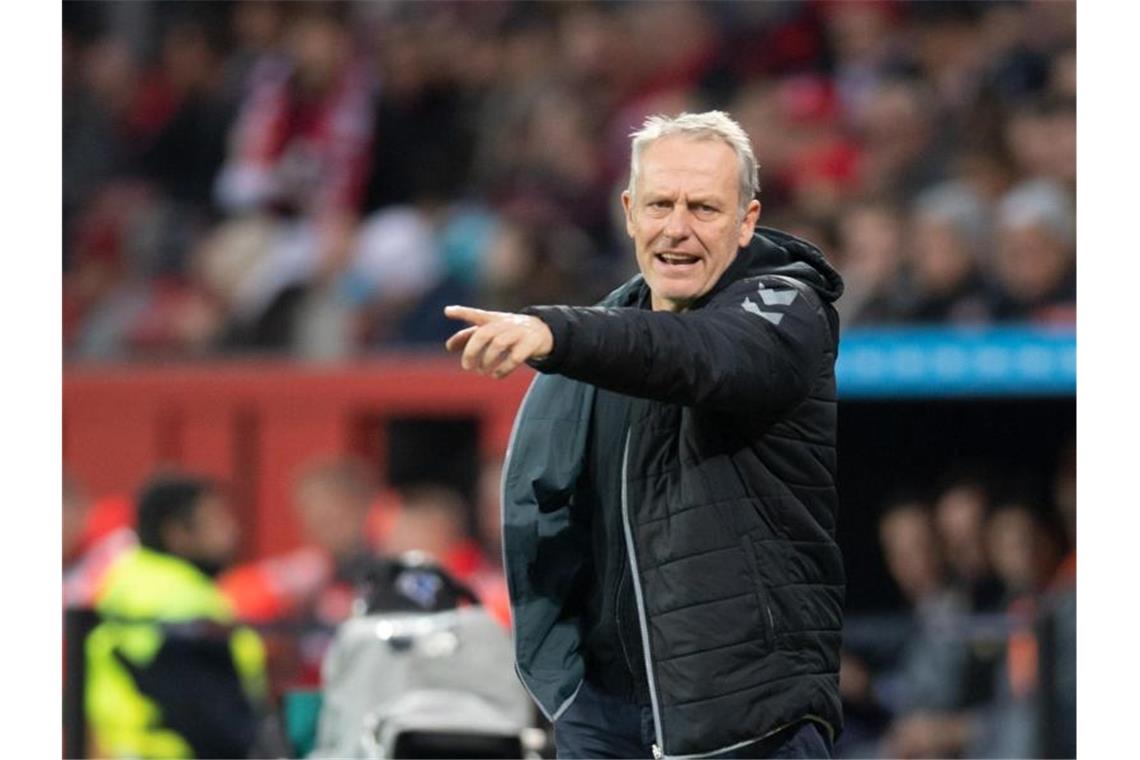 Freiburgs Trainer Christian Streich gestikuliert. Foto: Bernd Thissen/dpa/Archivbild