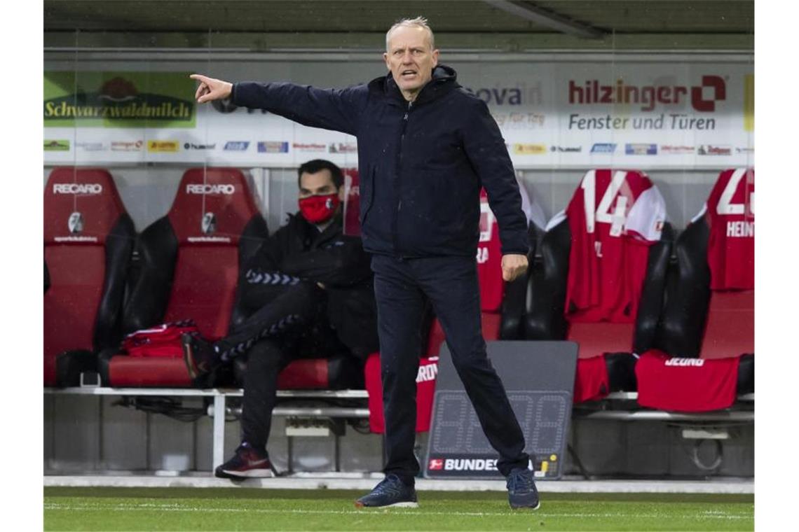Freiburgs Trainer Christian Streich gestikuliert. Foto: Tom Weller/dpa