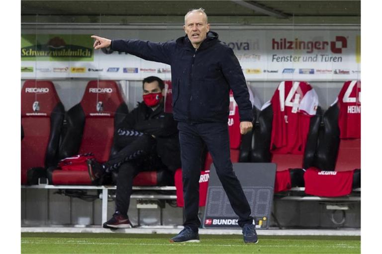 Freiburgs Trainer Christian Streich gestikuliert. Foto: Tom Weller/dpa