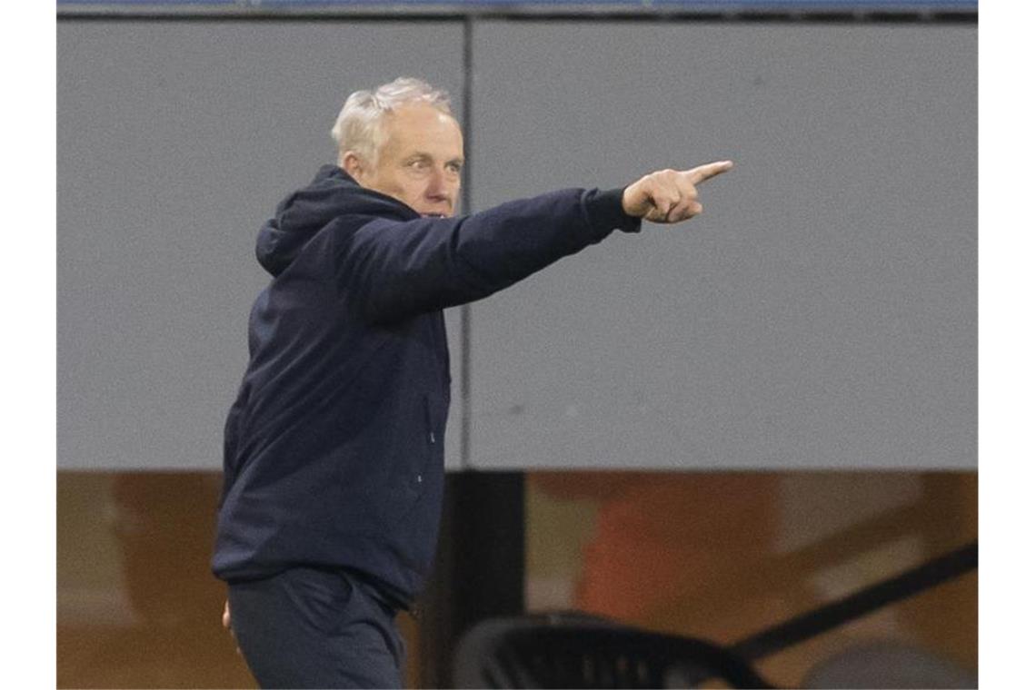 Freiburgs Trainer Christian Streich gestikuliert. Foto: Tom Weller/dpa/Aktuell