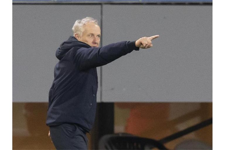 Freiburgs Trainer Christian Streich gestikuliert. Foto: Tom Weller/dpa/Aktuell