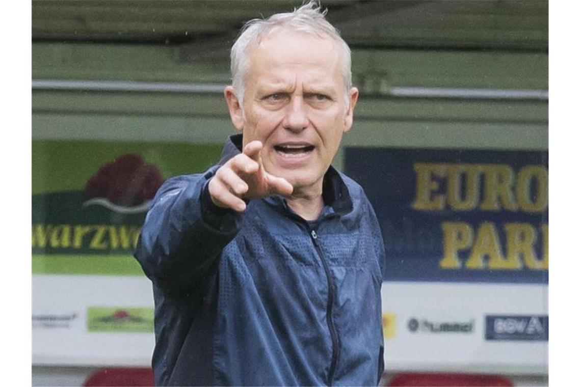 Freiburger Trainingsauftakt nur mit internen Neuzugängen Freiburgs Trainer Christian Streich gestikuliert. Foto: Tom Weller/dpa