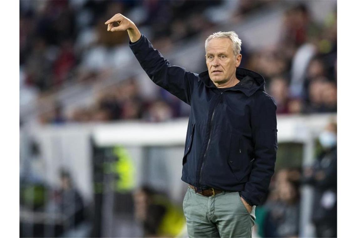 Freiburgs Trainer Christian Streich gestikuliert. Foto: Tom Weller/dpa/Archiv