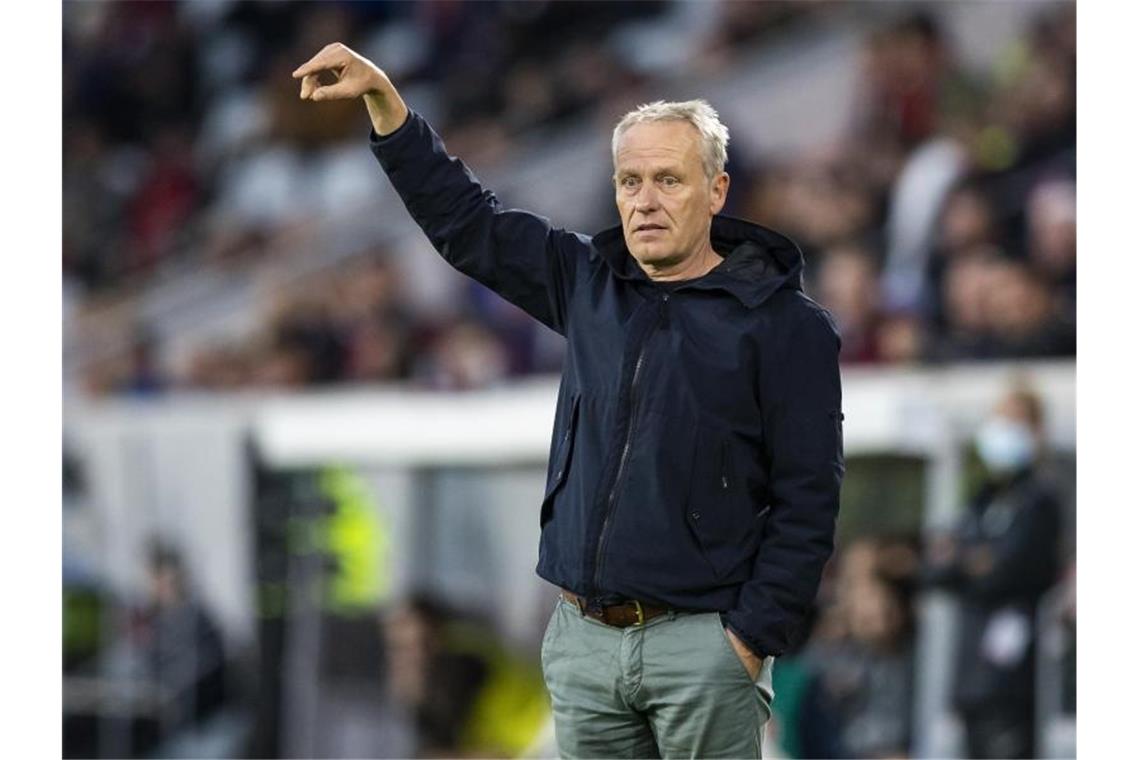 Freiburgs Trainer Christian Streich gestikuliert. Foto: Tom Weller/dpa/Archivbild