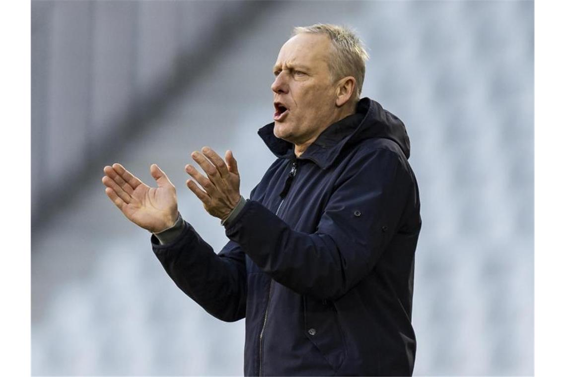 Freiburg bekräftigt Europa-Ambitionen Freiburgs Trainer Christian Streich gestikuliert. Foto: Tom Weller/dpa/Archivbild