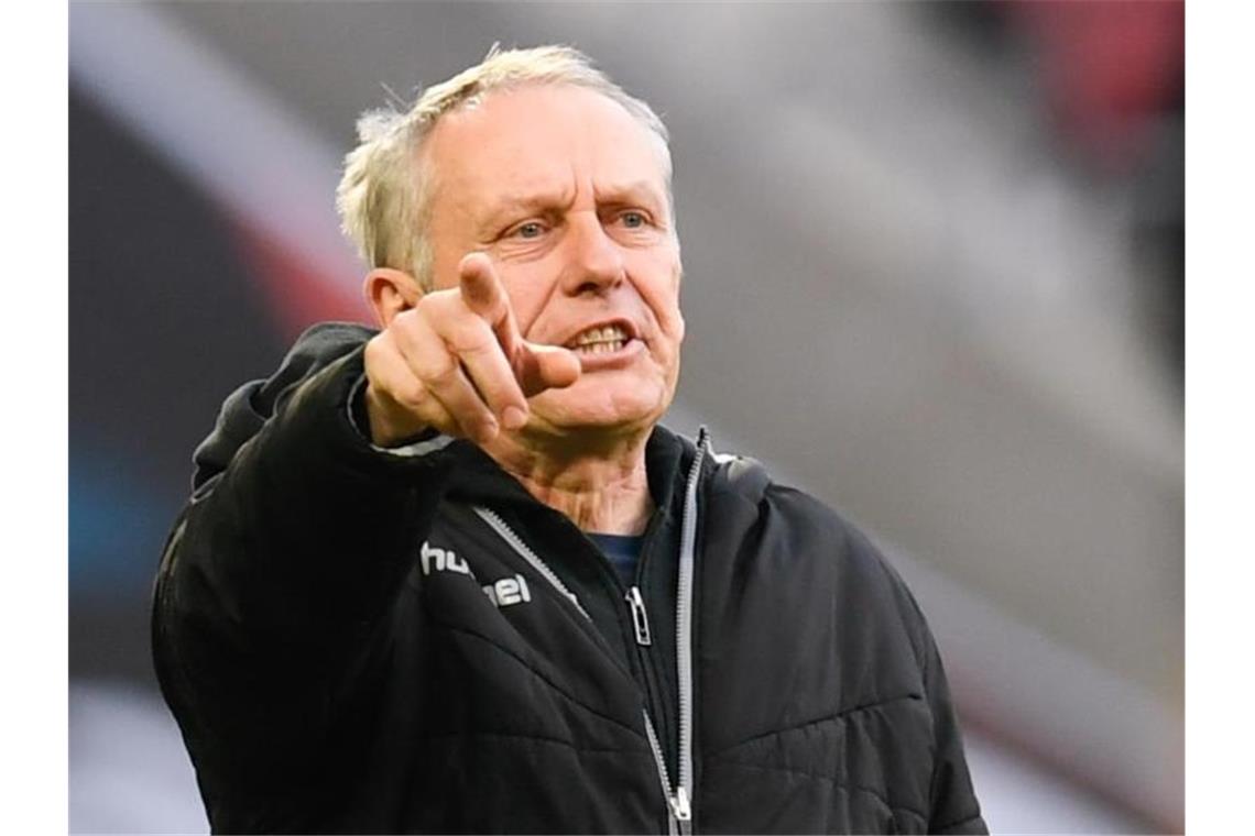 Freiburgs Trainer Christian Streich gestikuliert. Foto: Tom Weller/dpa/Archivbild