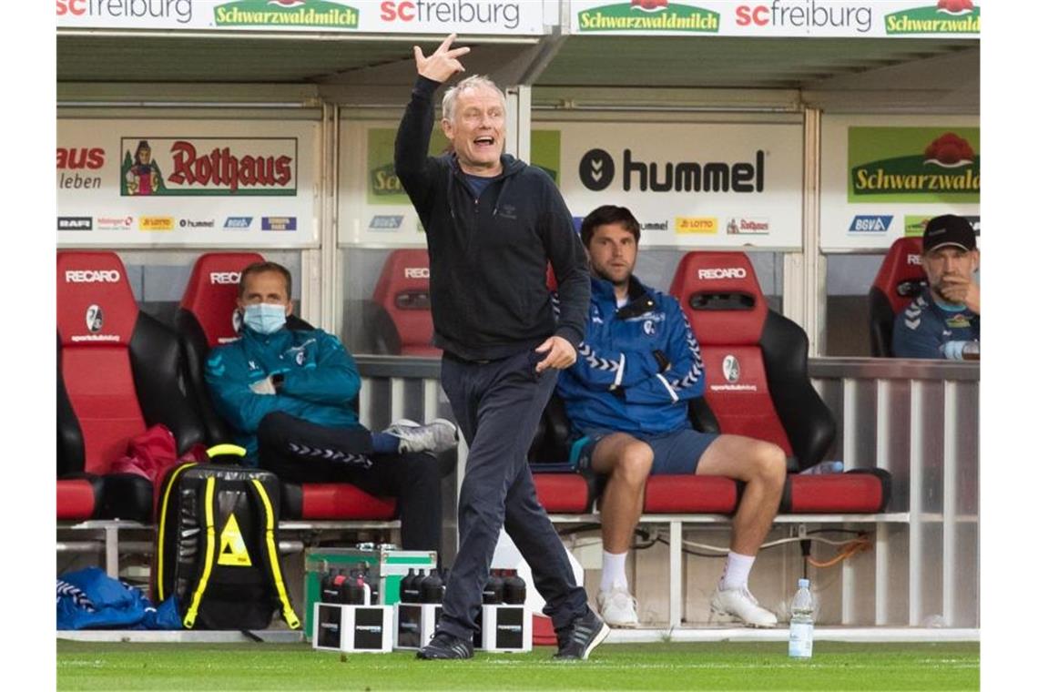 Freiburgs Trainer Christian Streich gestikuliert. Foto: Tom Weller/dpa pool/dpa
