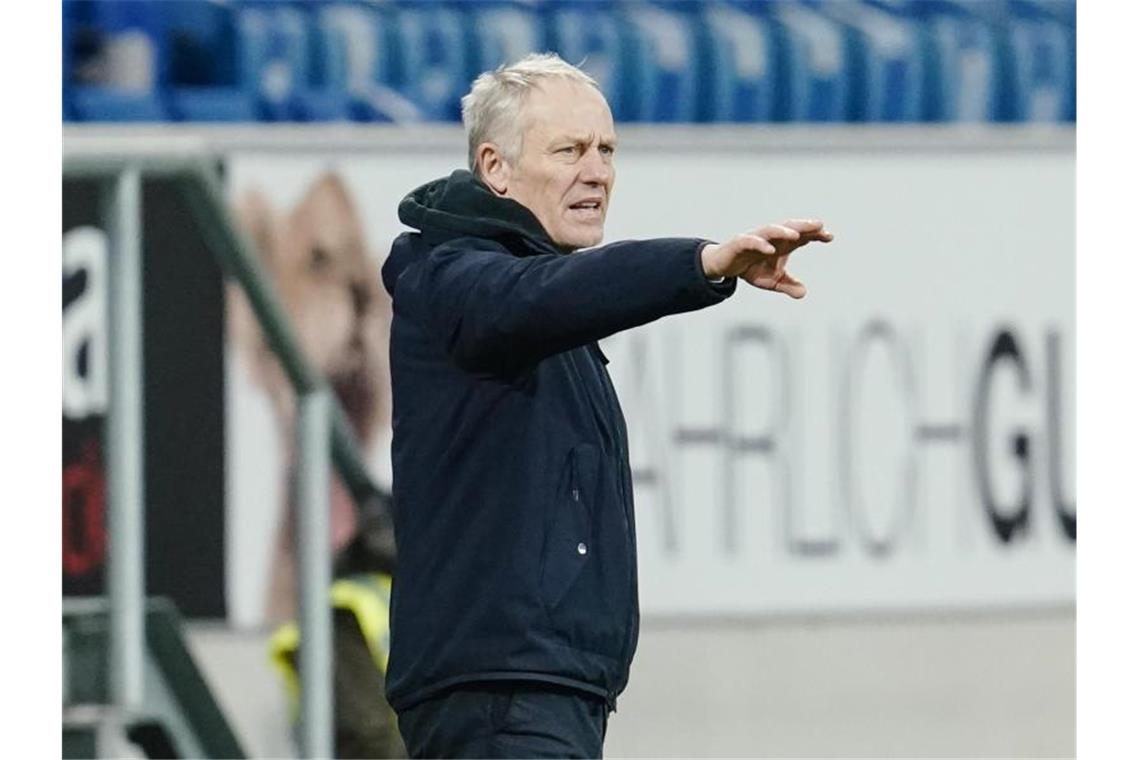 Freiburgs Trainer Christian Streich gestikuliert. Foto: Uwe Anspach/dpa