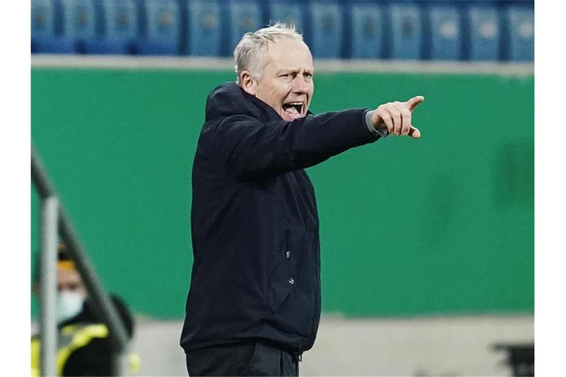 Trainer Streich zu Schweinsteigers Finalidee: „Super“ Freiburgs Trainer Christian Streich gestikuliert. Foto: Uwe Anspach/dpa/Archivbild