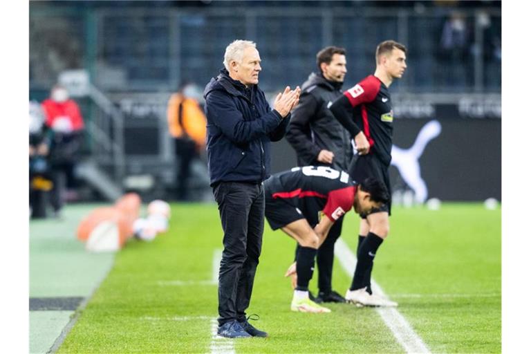 Freiburgs Trainer Christian Streich gewann zum ersten Mal in Mönchengladbach. Foto: Marcel Kusch/dpa