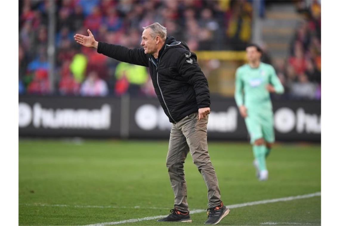 Trotz Liebeserklärung an Christian Streich: TSG verliert 0:1 Freiburgs Trainer Christian Streich gibt Anweisungen. Foto: Patrick Seeger/dpa/Archivbild