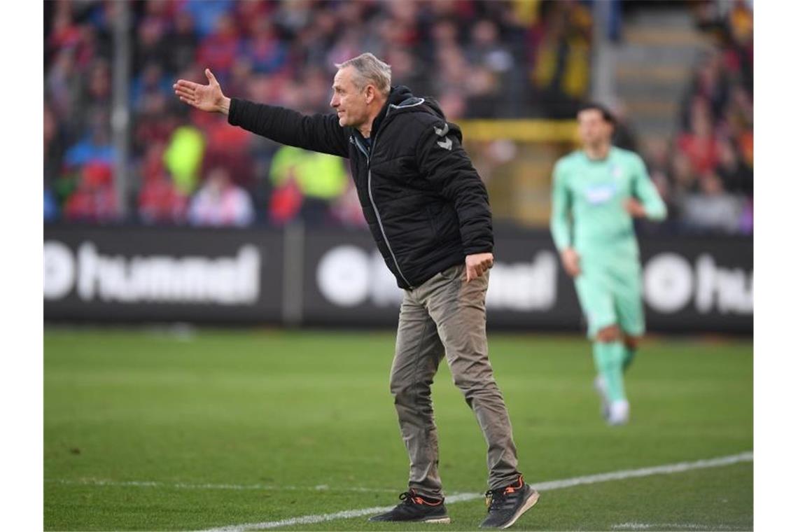 Freiburgs Trainer Christian Streich gibt Anweisungen. Foto: Patrick Seeger/dpa/Archivbild