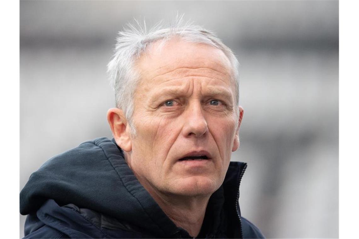 Freiburgs Trainer Christian Streich gibt vor dem Spiel ein Interview. Foto: Sebastian Gollnow/dpa/Archivbild