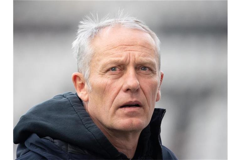 Freiburgs Trainer Christian Streich gibt vor dem Spiel ein Interview. Foto: Sebastian Gollnow/dpa/Archivbild