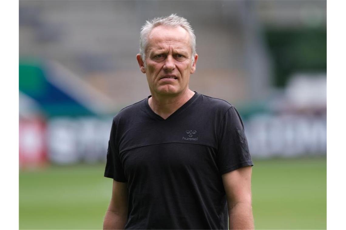 Freiburgs Trainer Christian Streich ist vor dem Spiel in der Arena. Foto: Peter Steffen/Archivbild