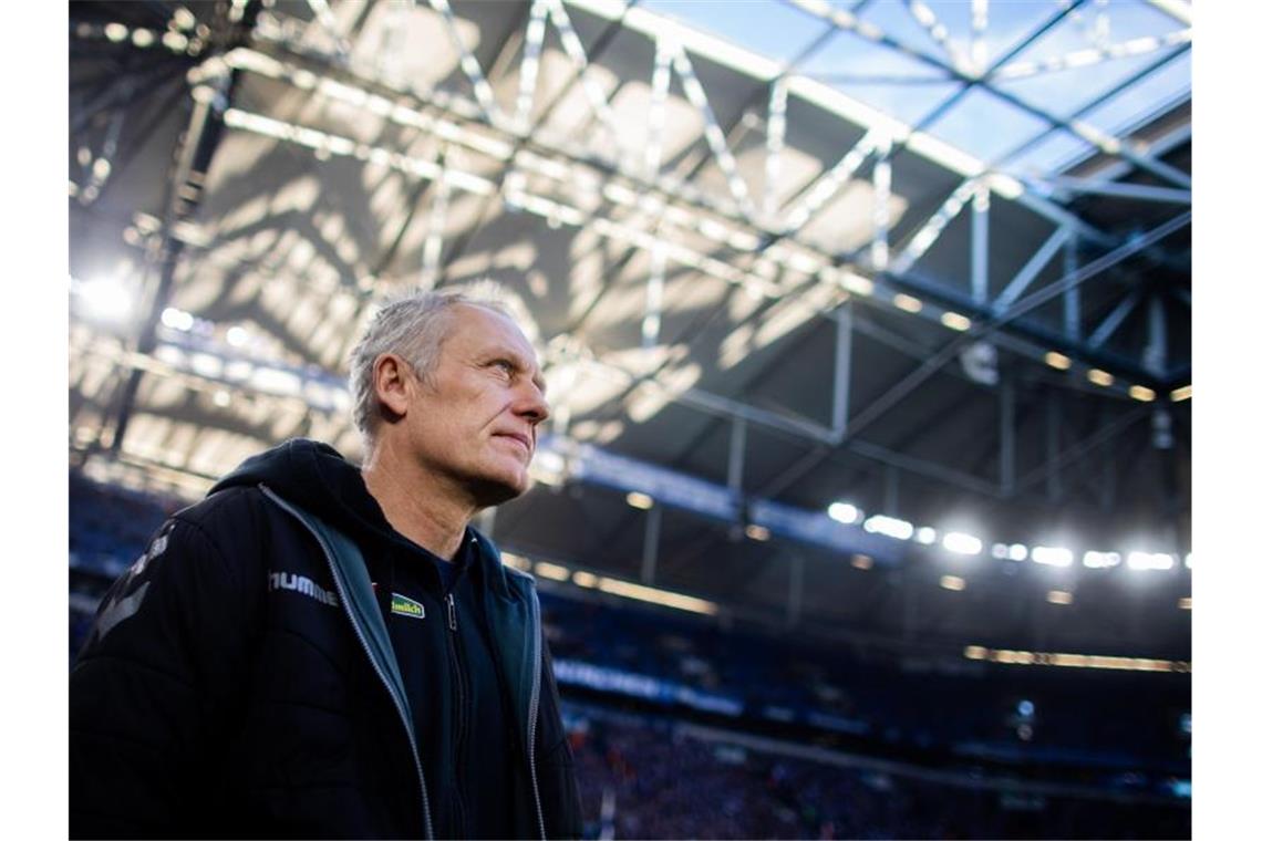 SC Freiburg mit 29 Spielern nach Spanien Freiburgs Trainer Christian Streich kommt in ein Stadion. Foto: Rolf Vennenbernd/dpa
