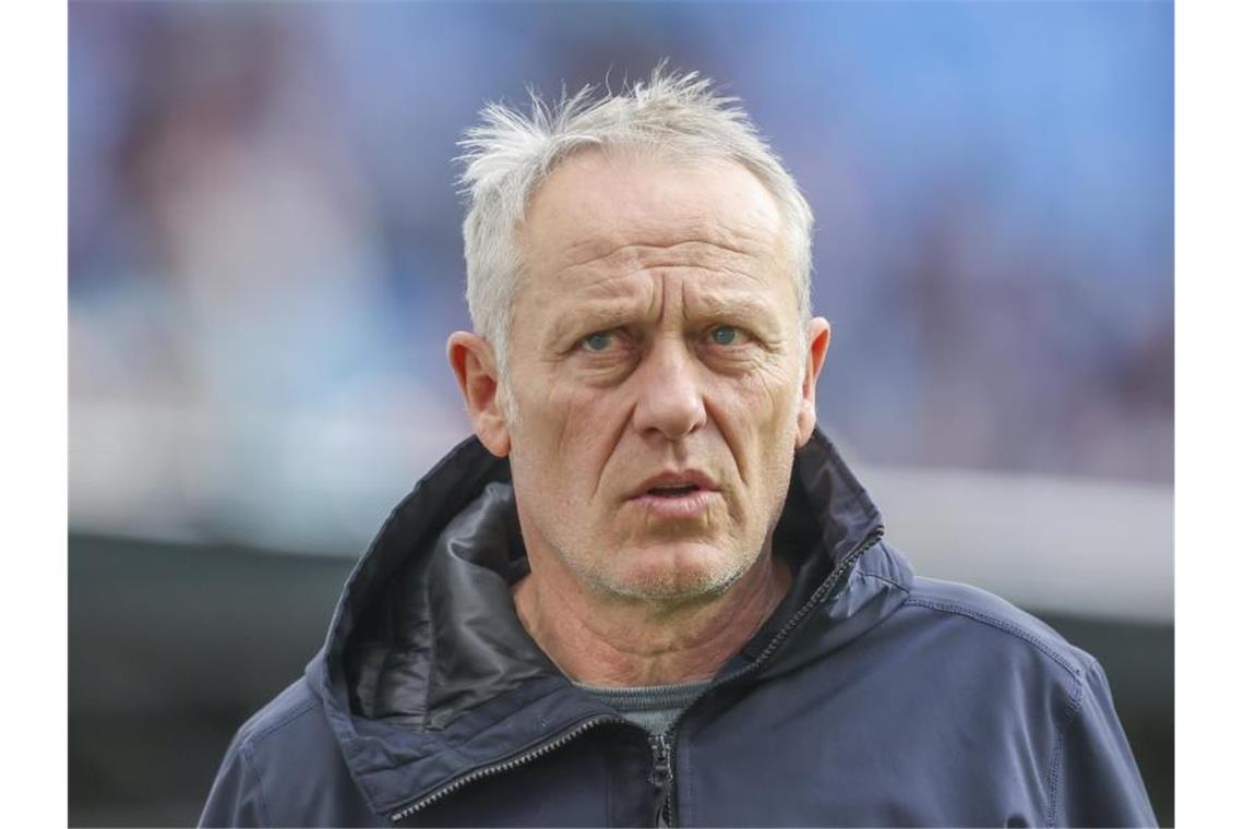 Freiburgs Trainer Christian Streich kommt vor dem Spiel ins Stadion. Foto: Jan Woitas/dpa-Zentralbild/dpa
