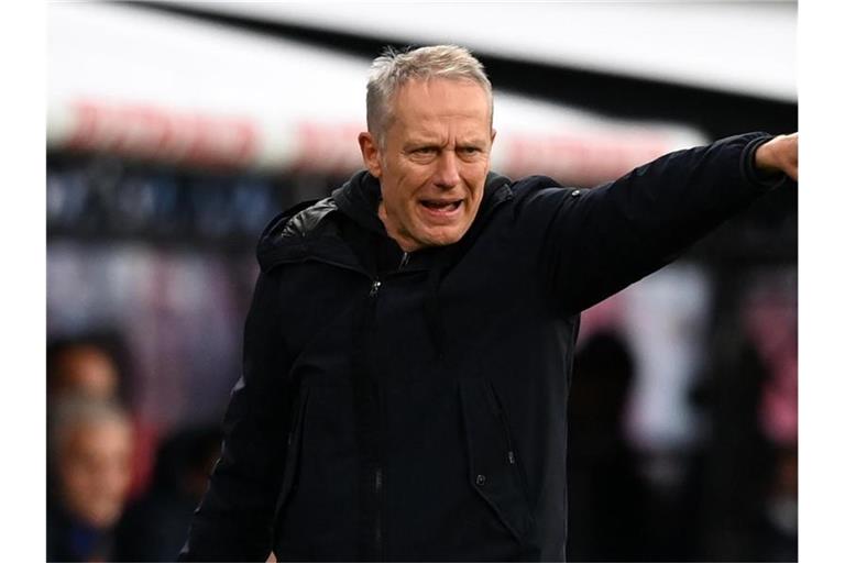 Freiburgs Trainer Christian Streich reagiert an der Seitenlinie. Foto: Hendrik Schmidt/dpa-Zentralbild/ZB/Archivbild