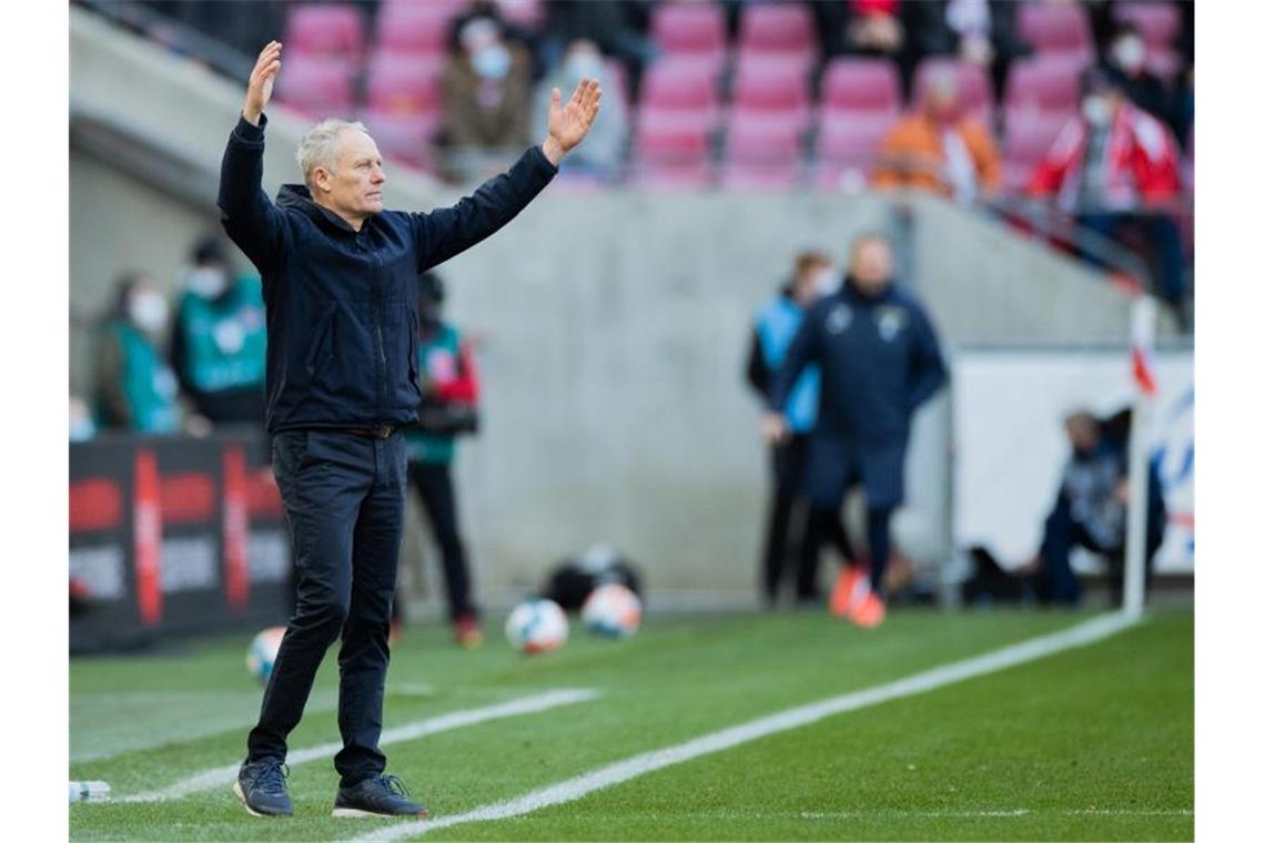 Videobeweis trübt Freiburger Freude über Schmids Rückkehr Freiburgs Trainer Christian Streich reagiert an der Seitenlinie. Foto: Rolf Vennenbernd/dpa/Archivbild