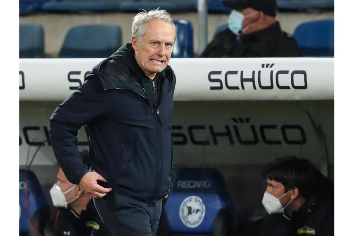 Freiburgs Trainer Christian Streich reagiert nach dem Tor zum 1:0. Foto: Friso Gentsch/dpa
