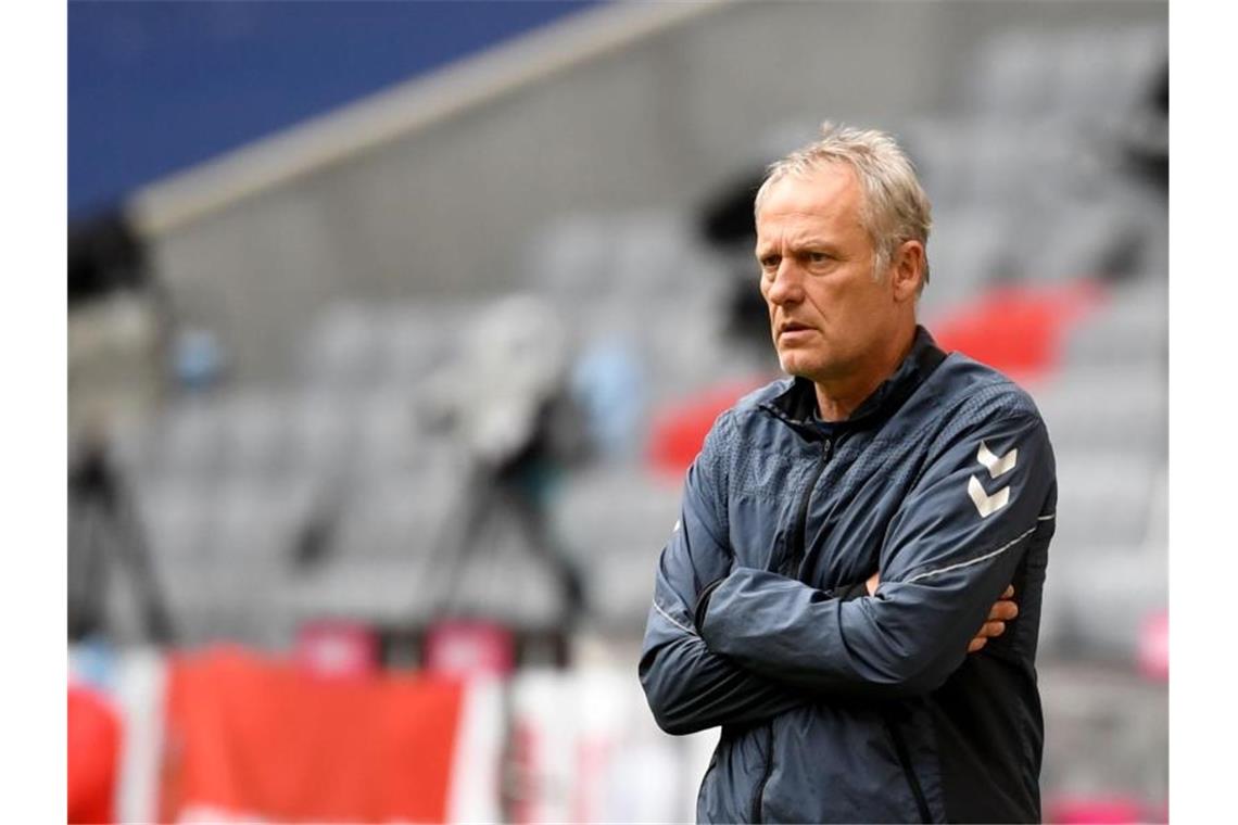 Freiburgs Trainer Christian Streich steht am Spielfeldrand. Foto: Sven Hoppe/dpa-Pool/dpa/Archivbild