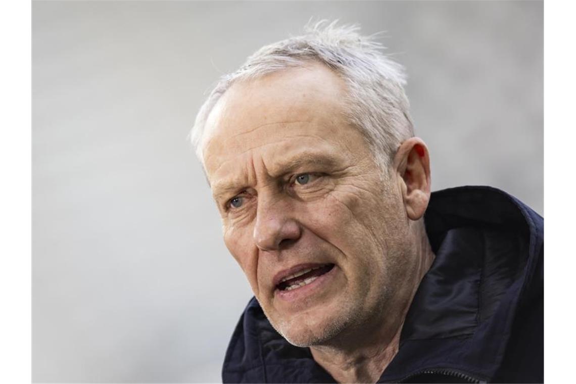 Bescheidene Freiburger gegen kriselnde Hertha Freiburgs Trainer Christian Streich steht im Stadion. Foto: Tom Weller/dpa/Archivbild