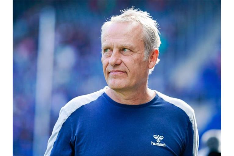 Freiburgs Trainer Christian Streich steht im Stadion. Foto: Uwe Anspach/Archivbild