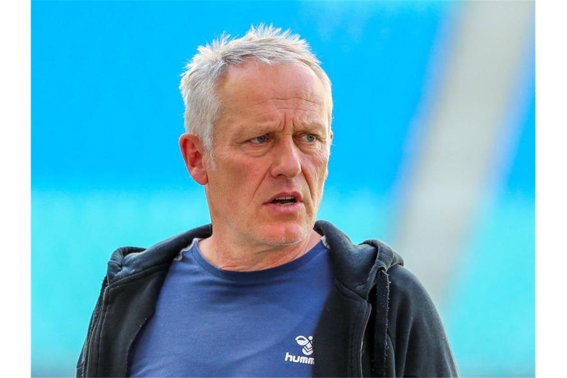 Freiburgs Trainer Christian Streich steht im Stadion. Foto: Jan Woitas/dpa-Zentralbild-Pool/dpa/Archivbild