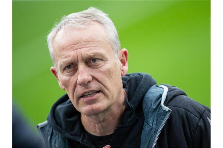 Freiburgs Trainer Christian Streich steht vor dem Spiel im Stadion. Foto: Tom Weller/dpa/Archivbild