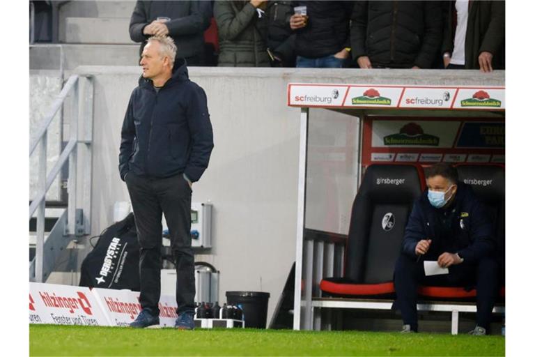 Freiburgs Trainer Christian Streich steht vor dem Spiel im Stadion. Foto: Philipp Von Ditfurth/dpa/Archivbild