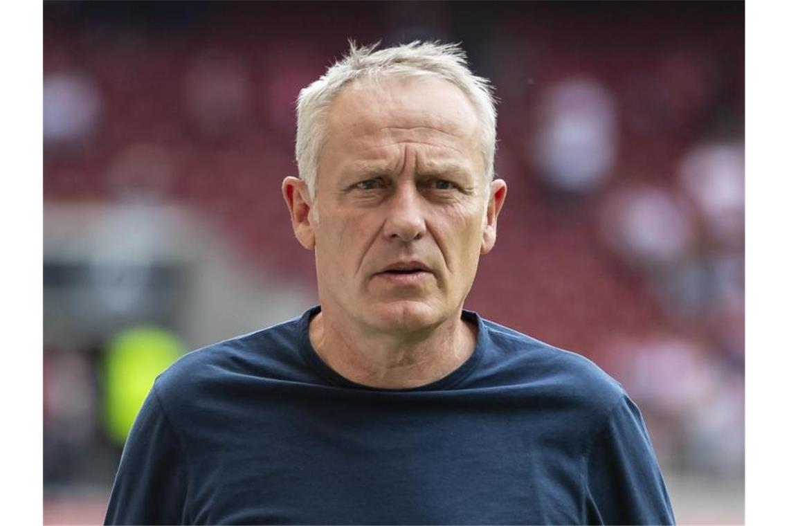 Streich: Hoffnung, dass WM die Menschenrechtslage bessert Freiburgs Trainer Christian Streich steht vor dem Spiel im Stadion. Foto: Tom Weller/dpa