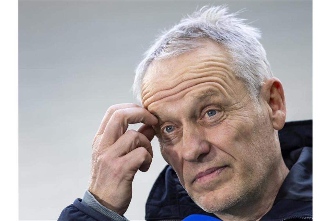Coach Streich lobt gestiegenen Konkurrenzkampf beim Freiburg Freiburgs Trainer Christian Streich steht vor dem Spiel im Stadion. Foto: Tom Weller/dpa