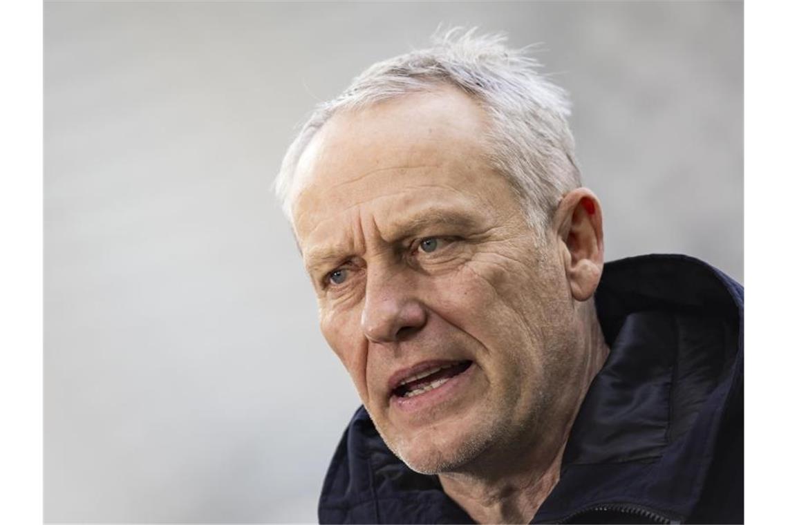 Duell der Gegensätze zwischen dem SC Freiburg und Hertha BSC Freiburgs Trainer Christian Streich steht vor dem Spiel im Stadion. Foto: Tom Weller/dpa