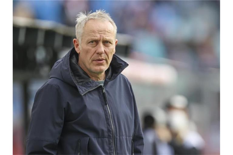 Freiburgs Trainer Christian Streich steht vor einem Spiel im Stadion. Foto: Jan Woitas/dpa-Zentralbild/dpa