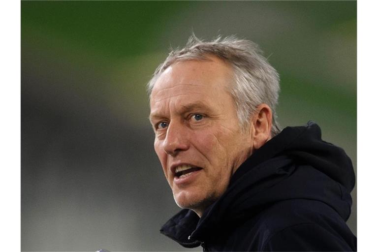 Freiburgs Trainer Christian Streich steht vor Spielbeginn im Stadion. Foto: Swen Pförtner/dpa/Archivbild
