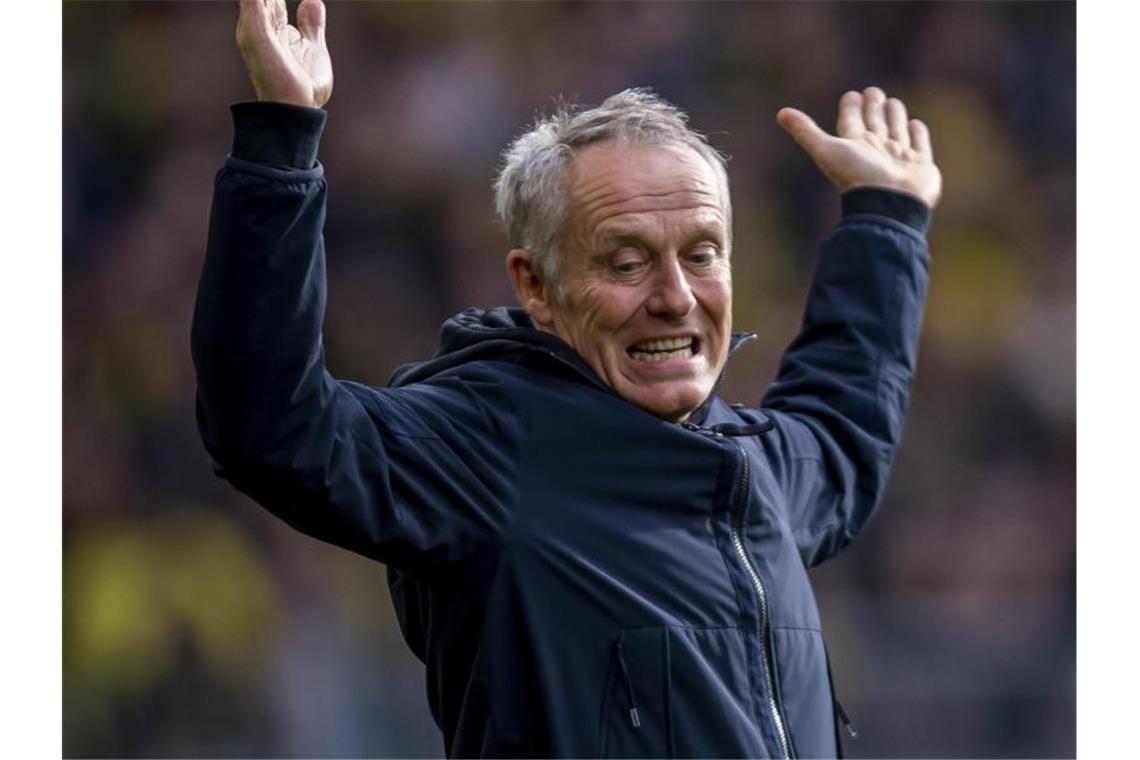 Freiburgs Trainer Christian Streich tobt an der Seitenlinie. Foto: David Inderlied/dpa