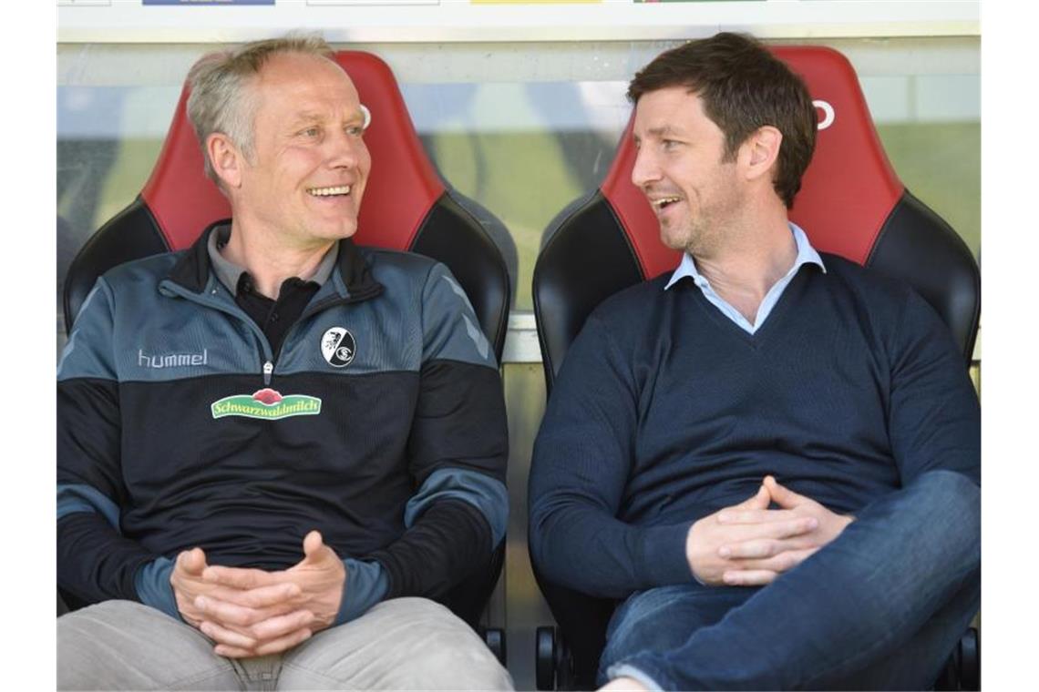 Freiburgs Trainer Christian Streich von mit Sportvorstand Jochen Saier (r). Foto: picture alliance / Patrick Seeger/dpa/archivbild