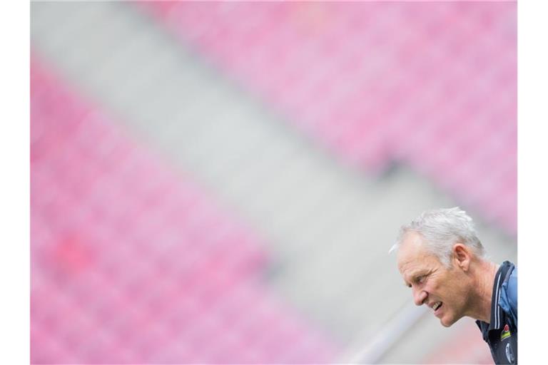 Freiburgs Trainer Christian Streich vor einem Spiel. Foto: Rolf Vennenbernd/dpa