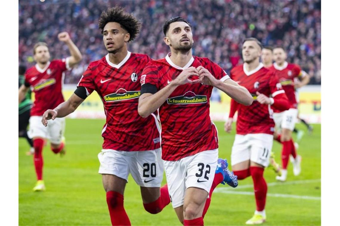 Dank Fürther Fehlern: Freiburg schießt sich für Bayern warm Freiburgs Vincenzo Grifo (M) jubelt nach seinem Tor zum 3:1. Foto: Tom Weller/dpa