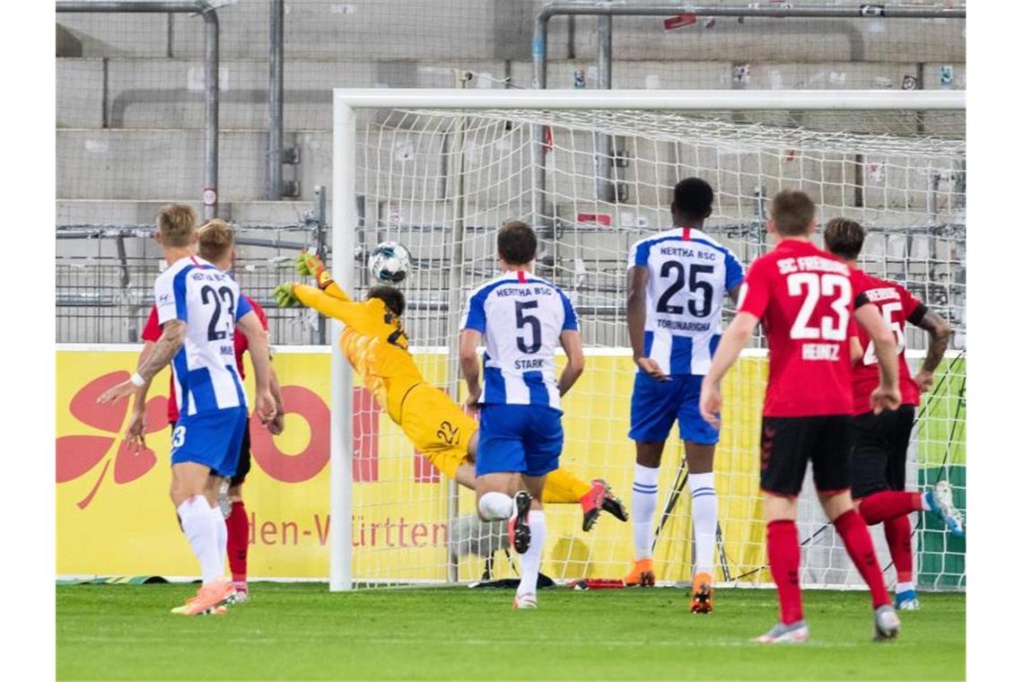 Freiburgs Vincenzo Grifo macht das Tor zum 1:0 gegen Berlins Torwart Rune Jarstein. Foto: Tom Weller/dpa pool/dpa