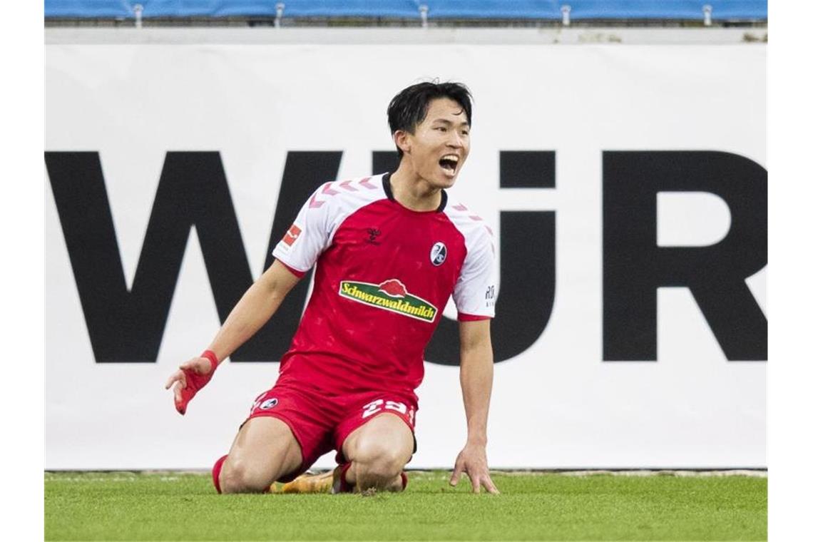 Bayern-Jäger RB und Bayer patzen - Eintracht mit Kantersieg Freiburgs Woo-yeong Jeong bejubelt sein Tor zum 2:1 gegen Stuttgart. Foto: Tom Weller/dpa