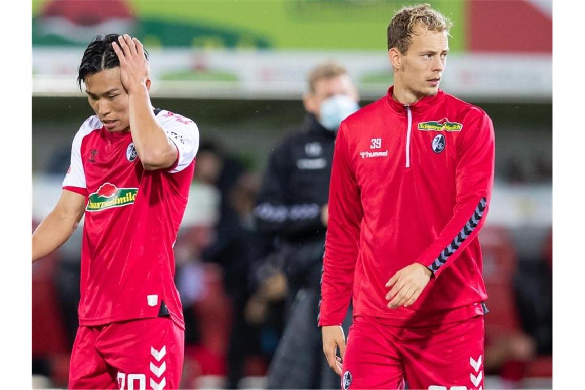 Regensburg leiht Boukhalfa aus Freiburg aus Freiburgs Woo-yeong Jeong (l) und Carlo Boukhalfa nach einem Spiel. Foto: Tom Weller/dpa/Archivbild
