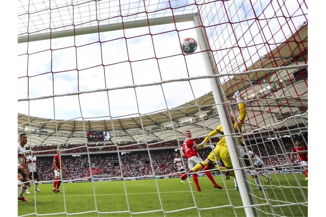 Freiburgs Woo-yeong Jeong (r) erzielt beim 2:3-Auswärtserfolg das Tor zum 0:2 gegen Stuttgarts Torwart Florian Müller (M). Foto: Tom Weller/dpa