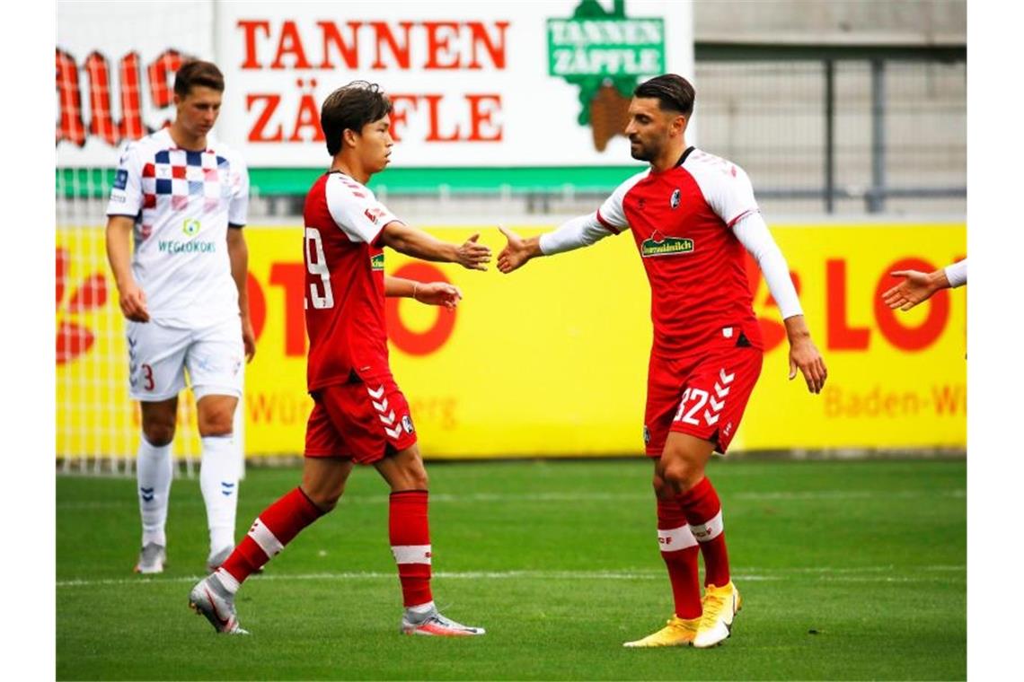 Freiburg in Form: Klarer Sieg im Test gegen Gornik Zabrze Freiburgs Wooyeong Kwon (2.v.l.) klatscht sich nach einem Tor mit Vincenzo Grifo ab. Foto: Philipp von Ditfurth/dpa