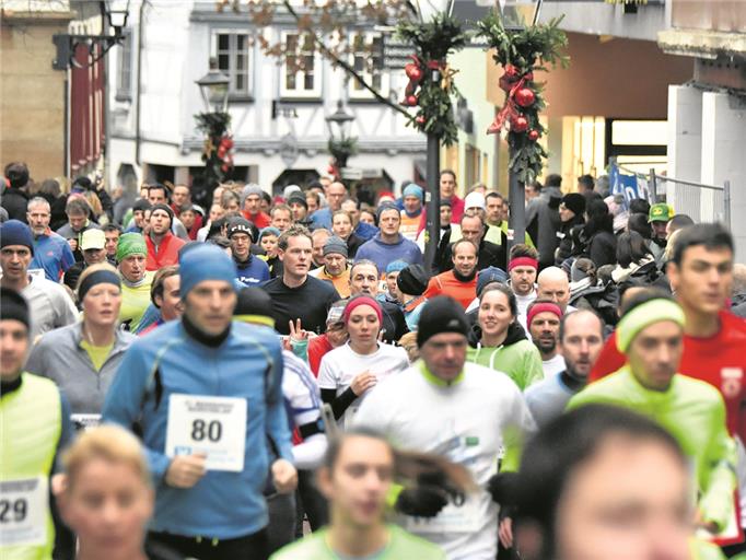 Freie Bahn war selten: Vor allem während der ersten Schleife herrschte auf dem Rundkurs in der Backnanger Innenstadt noch ein ziemliches Gedränge. Es ging aber in der Regel fair zu. Foto: T. Sellmaier